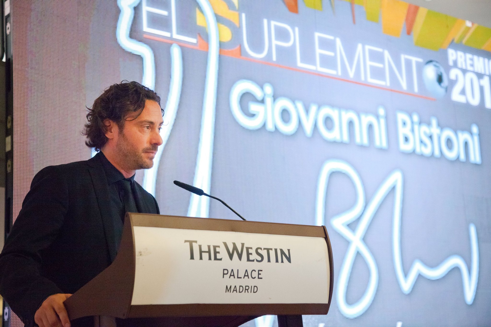 El doctor Giovanni Bistoni recoge el Premio El Suplemento de Cirugía Plástica y Estética 2015